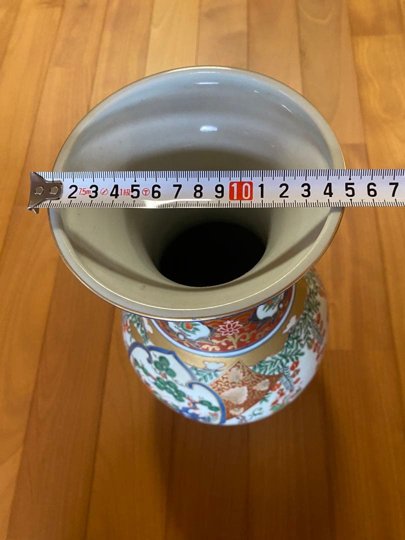 色鮮やかな装飾の陶器花瓶