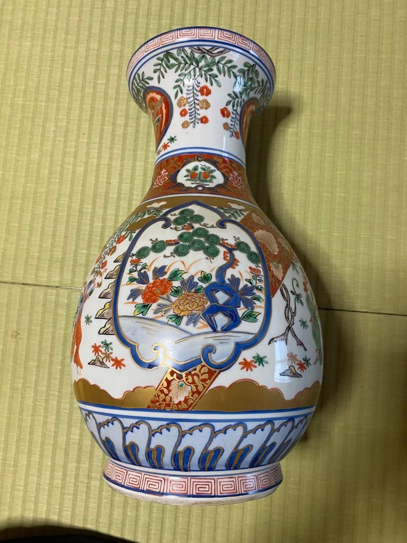 色鮮やかな装飾の陶器花瓶