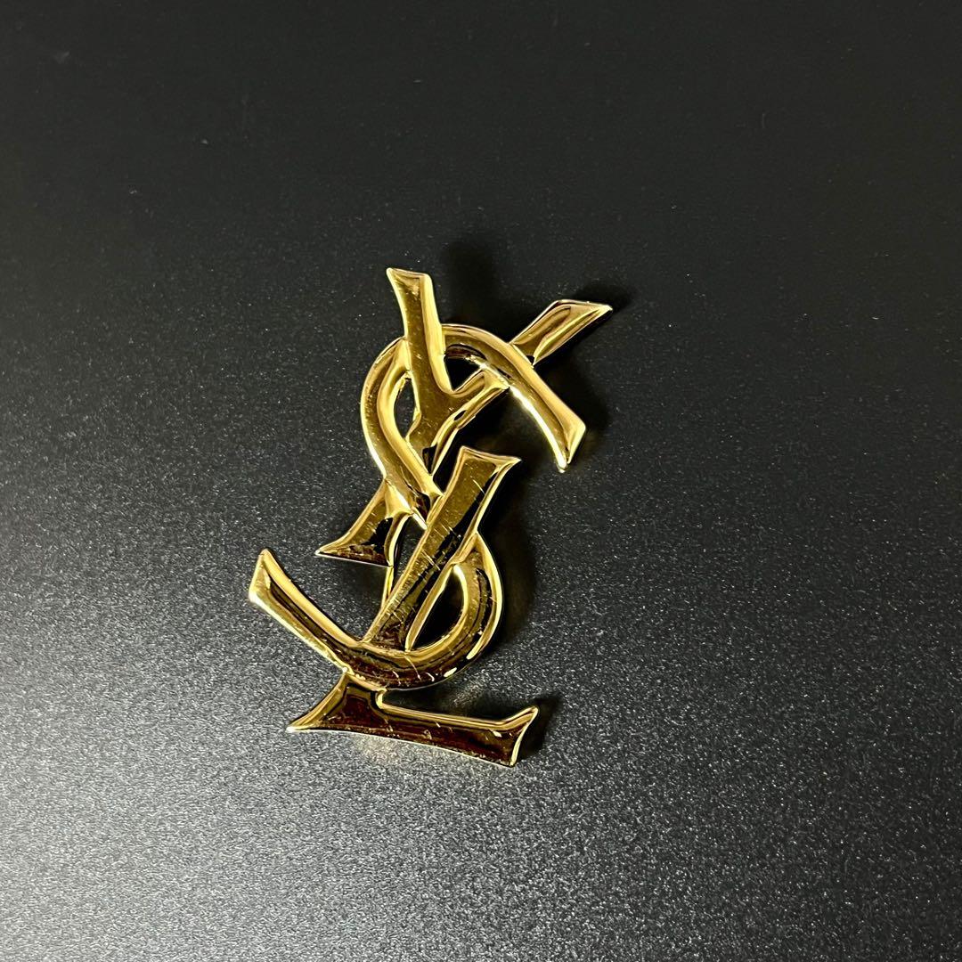 美品Yves Saint Laurent ゴールド カサンドラロゴブローチ
