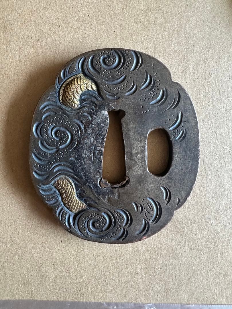 竜と波模様の鍔(つば)骨董品