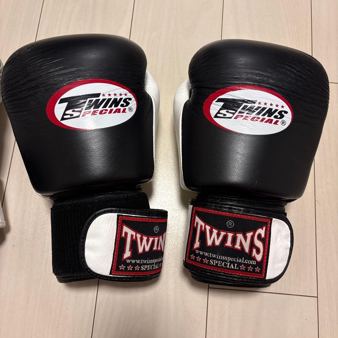TWINS ボクシンググローブ 8oz ホワイト/16oz ブラック