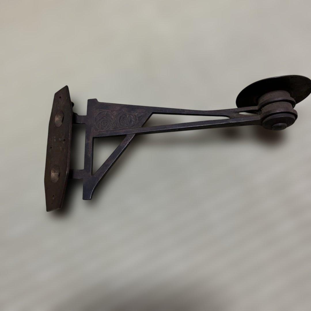 装飾的な金属製ヒンジ