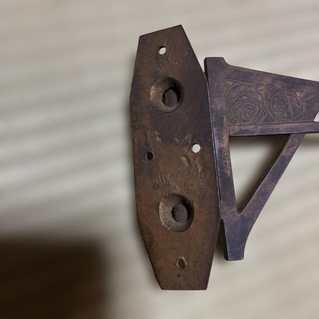 装飾的な金属製ヒンジ