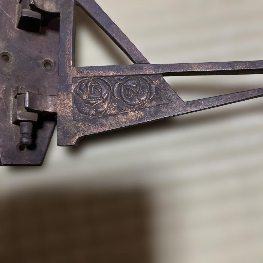 装飾的な金属製ヒンジ