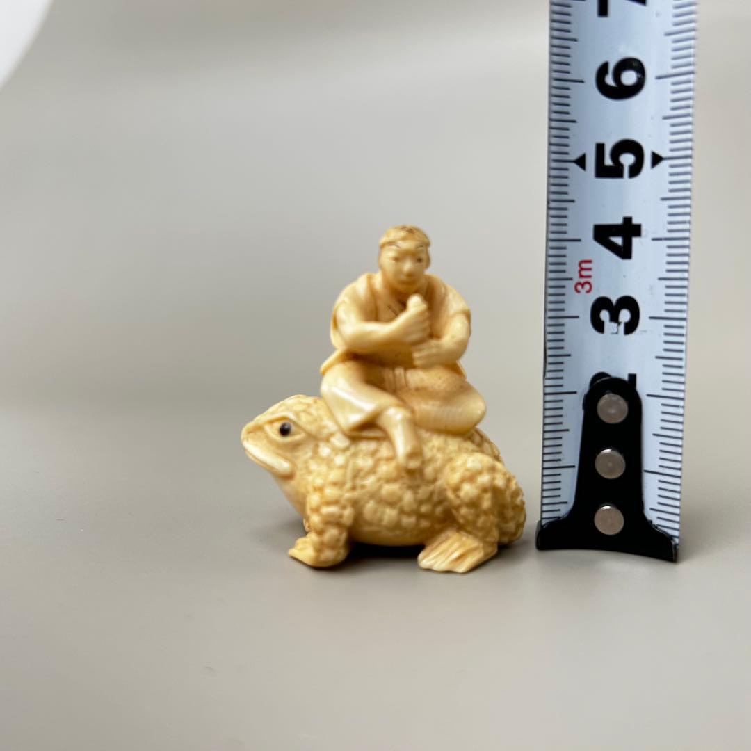 カエルに乗る人物像極上　根付　天然素材アンティーク骨董　飾り物古美術置物細密細工