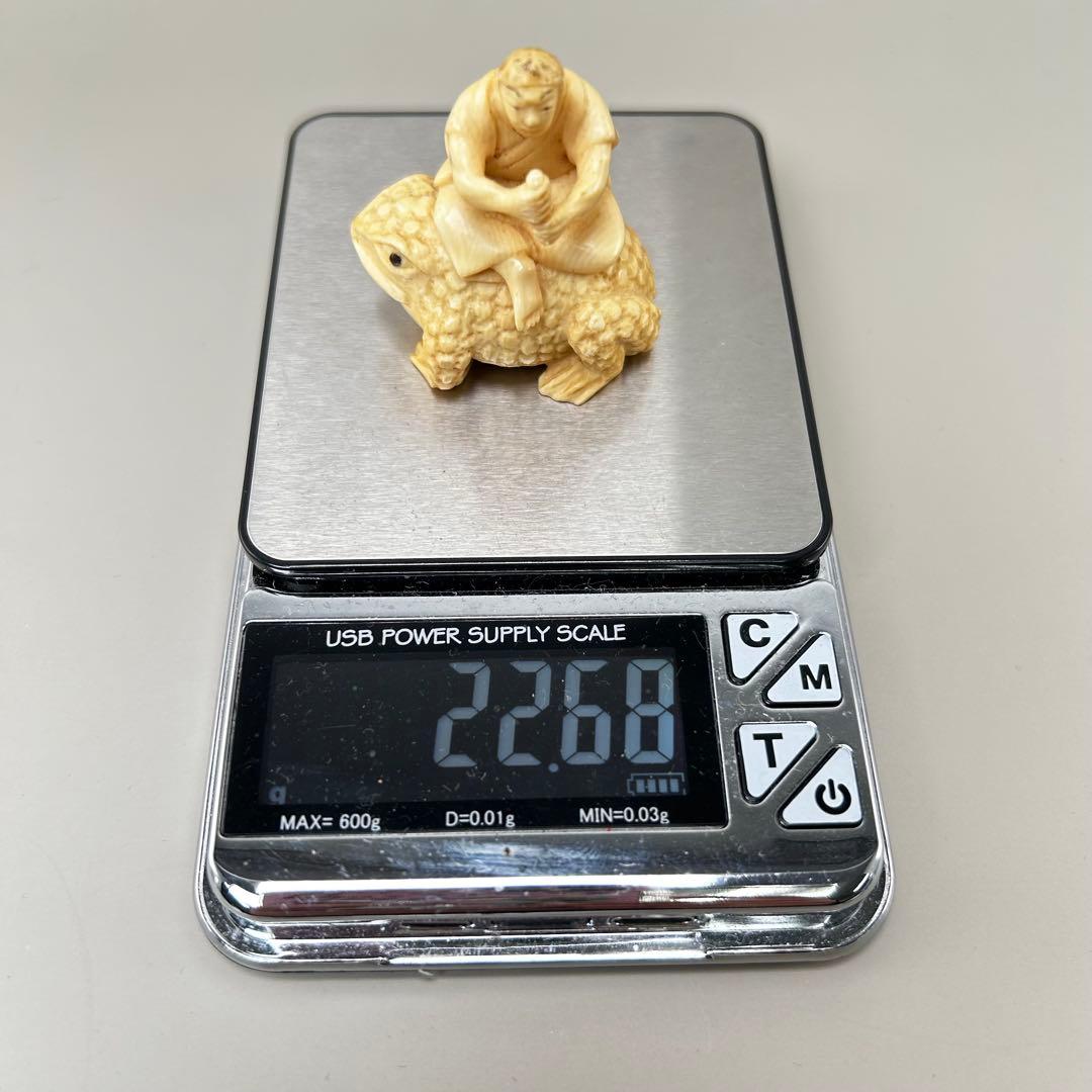 カエルに乗る人物像極上　根付　天然素材アンティーク骨董　飾り物古美術置物細密細工