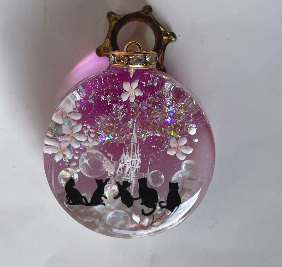 夕夏/レジン/雲の上のお城と子猫達　蓄光　オルゴナイトネックレス