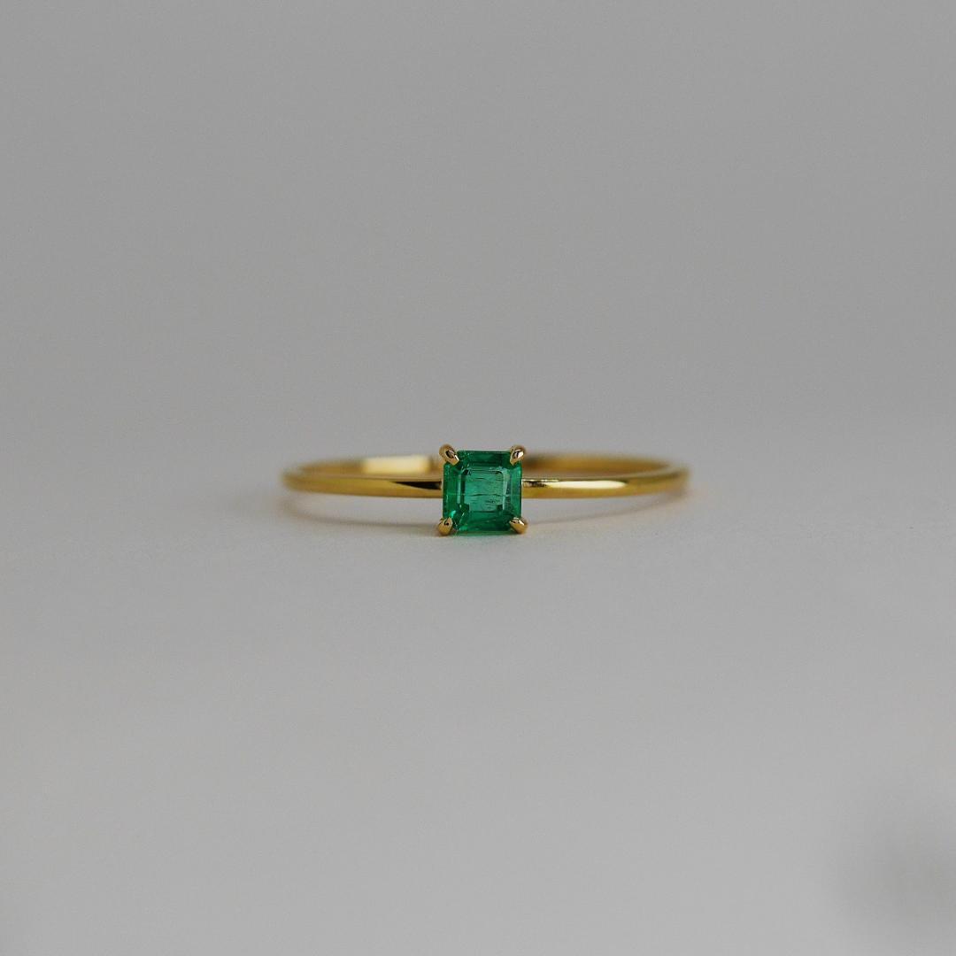 エメラルド0.168ct　K18　エメラルドゴールドリング　華奢　1点もの