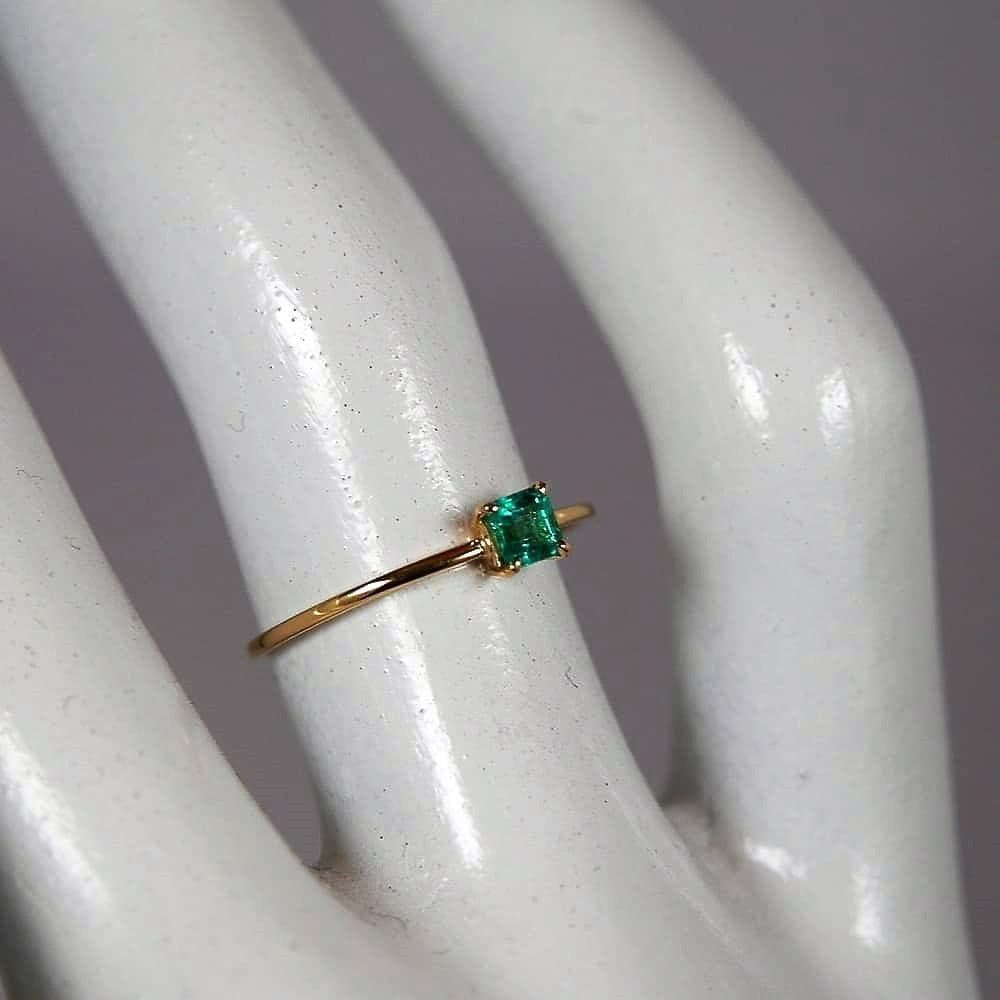 エメラルド0.168ct　K18　エメラルドゴールドリング　華奢　1点もの