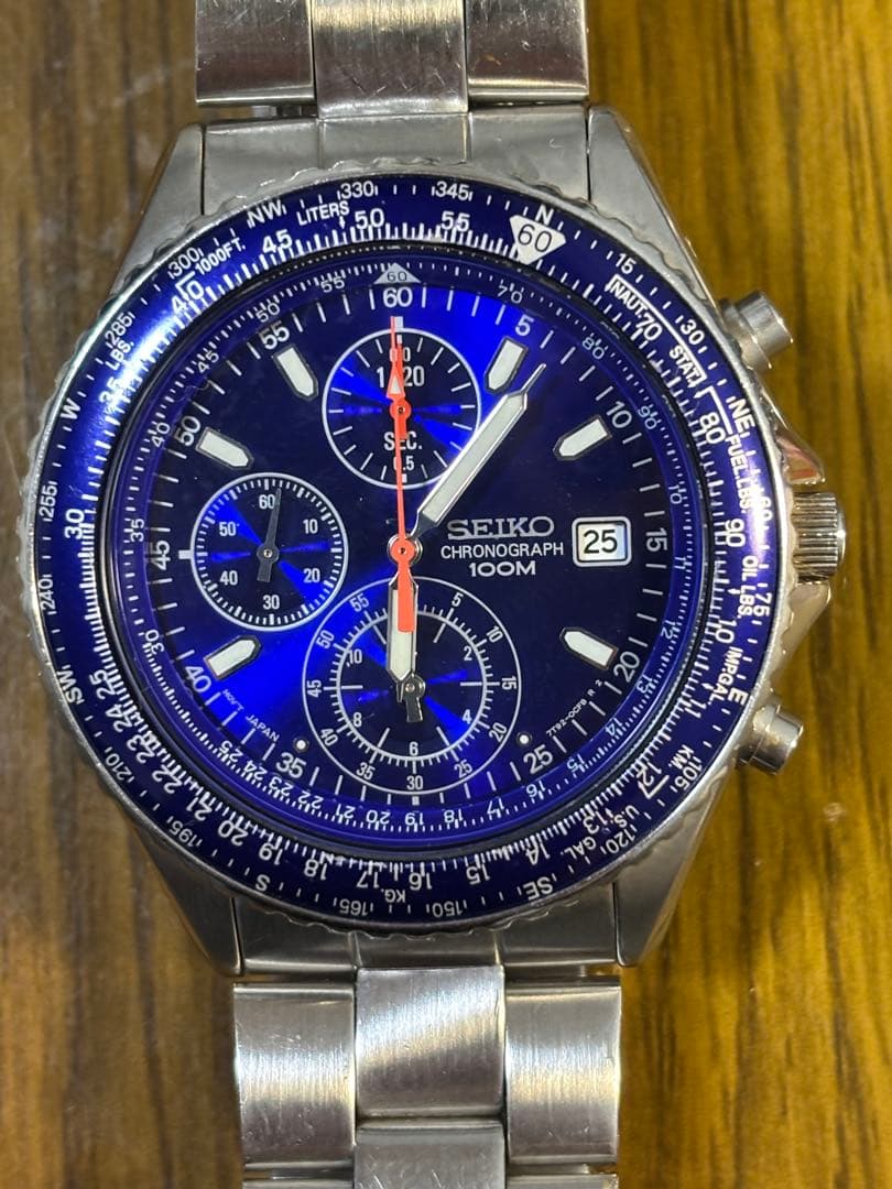 青い文字盤とクロノグラフ機能を備えたSEIKOの100M防水時計。