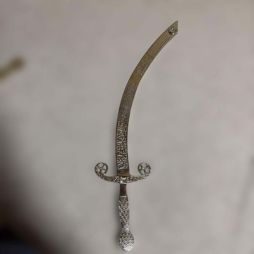 湾曲刃の金属製刀