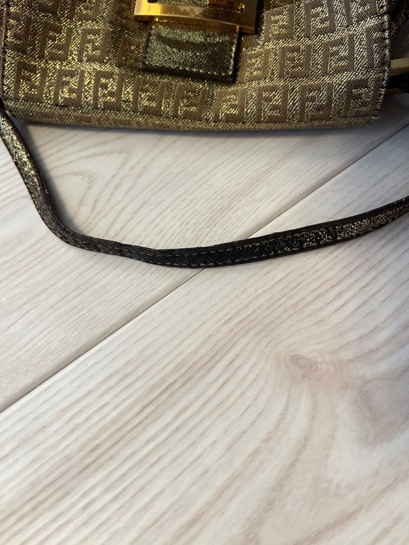 Fendi ロゴ入り ゴールド ハンドバッグ