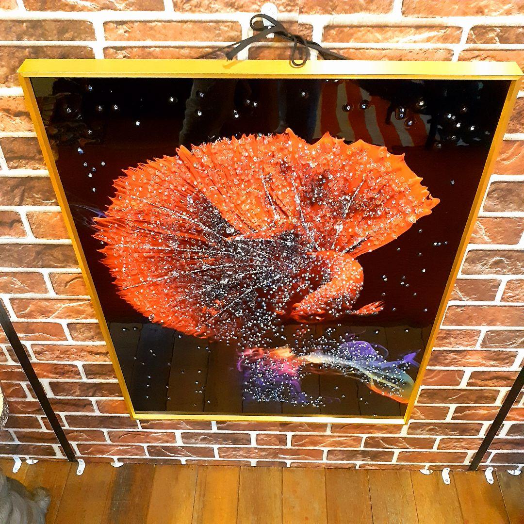 輸入雑貨　天然石　『赤い金魚』　水晶石　クリスタルアート　ゴールド額縁