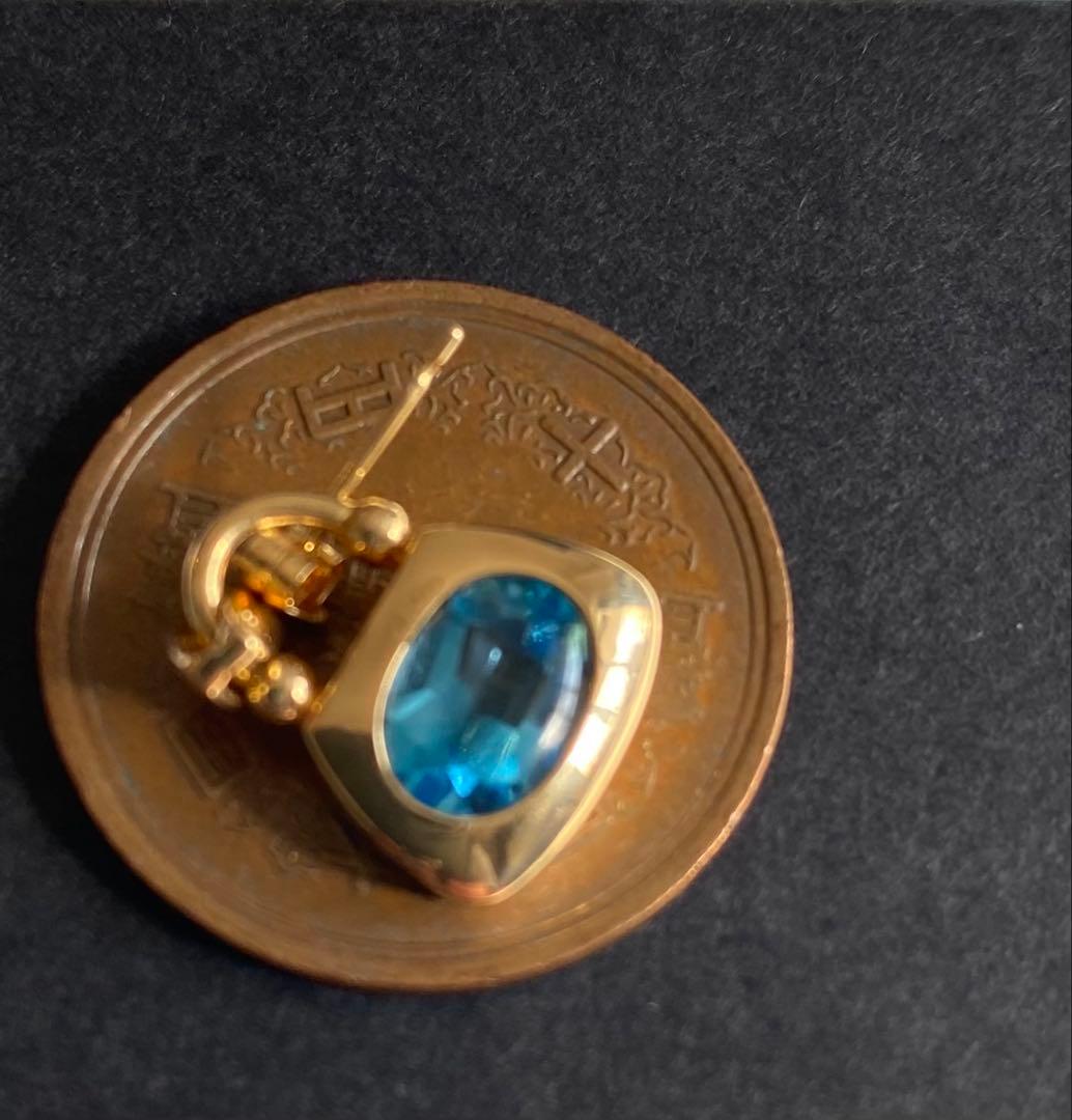 青色宝石のフープ型ピアス