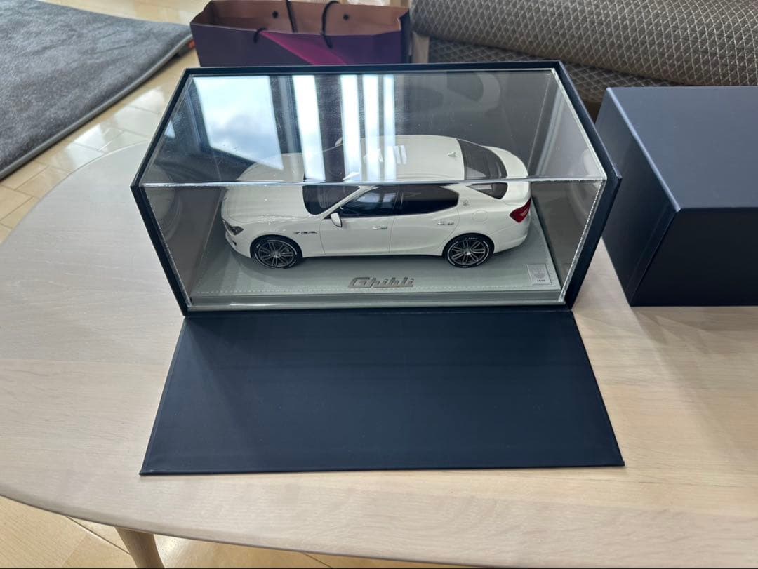 Maserati Ghibli ホワイト 1/43 ミニカー