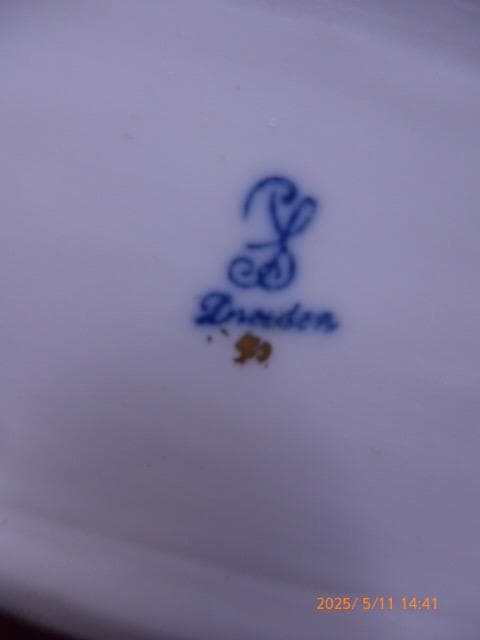 美しいドレスデンの忘れな花のレリーフが可愛らしい陶器の透かしのバスケットです