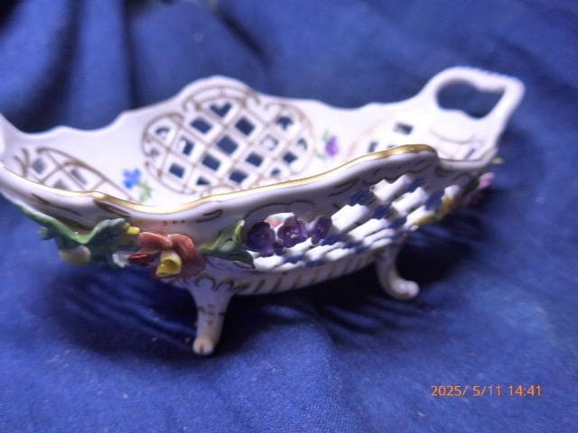 美しいドレスデンの忘れな花のレリーフが可愛らしい陶器の透かしのバスケットです