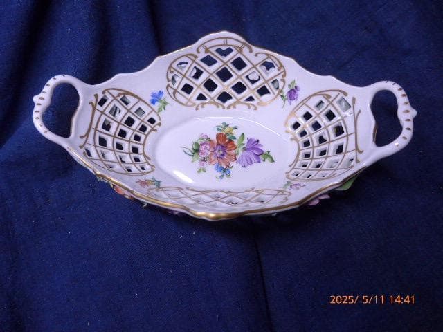 美しいドレスデンの忘れな花のレリーフが可愛らしい陶器の透かしのバスケットです