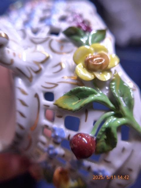 美しいドレスデンの忘れな花のレリーフが可愛らしい陶器の透かしのバスケットです