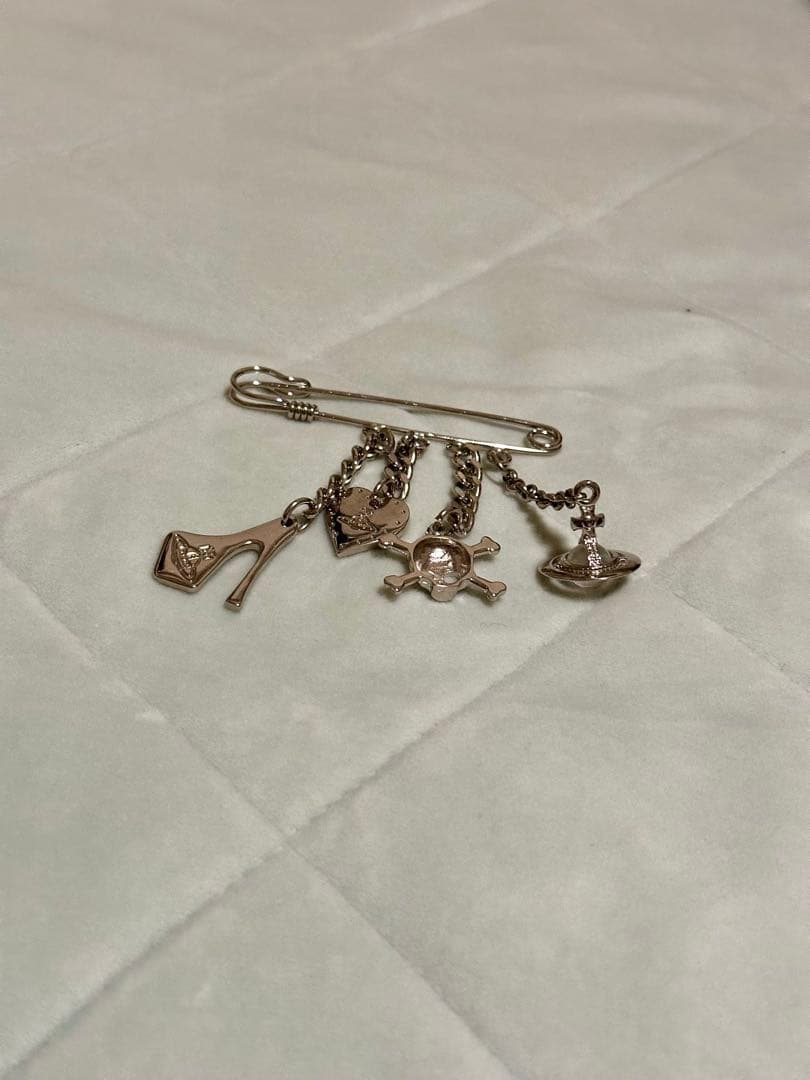 Vivienne Westwood ブローチ　オーヴ　セーフティピン