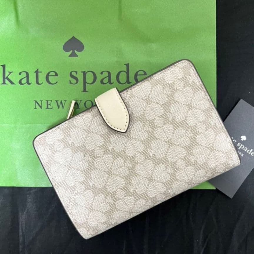 Kate spade 財布 2つ折り スペードフラワー 2025年春限定 肌色