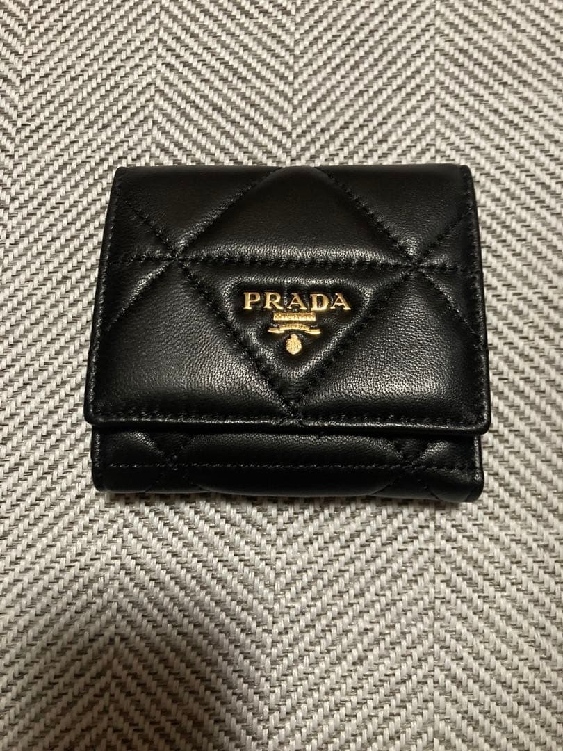 プラダ折りたたみ財布
