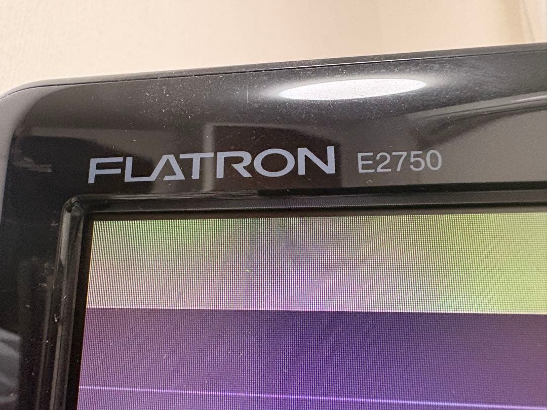 3台LG FLATRON E2750 27インチ モニタートリプル画面