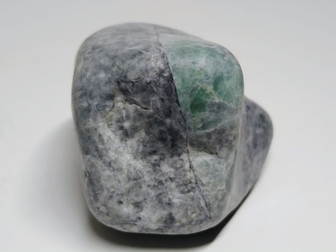 糸魚川135 翡翠 277g ヒスイ 原石 鑑賞石 自然石 誕生石 鉱物 鉱石