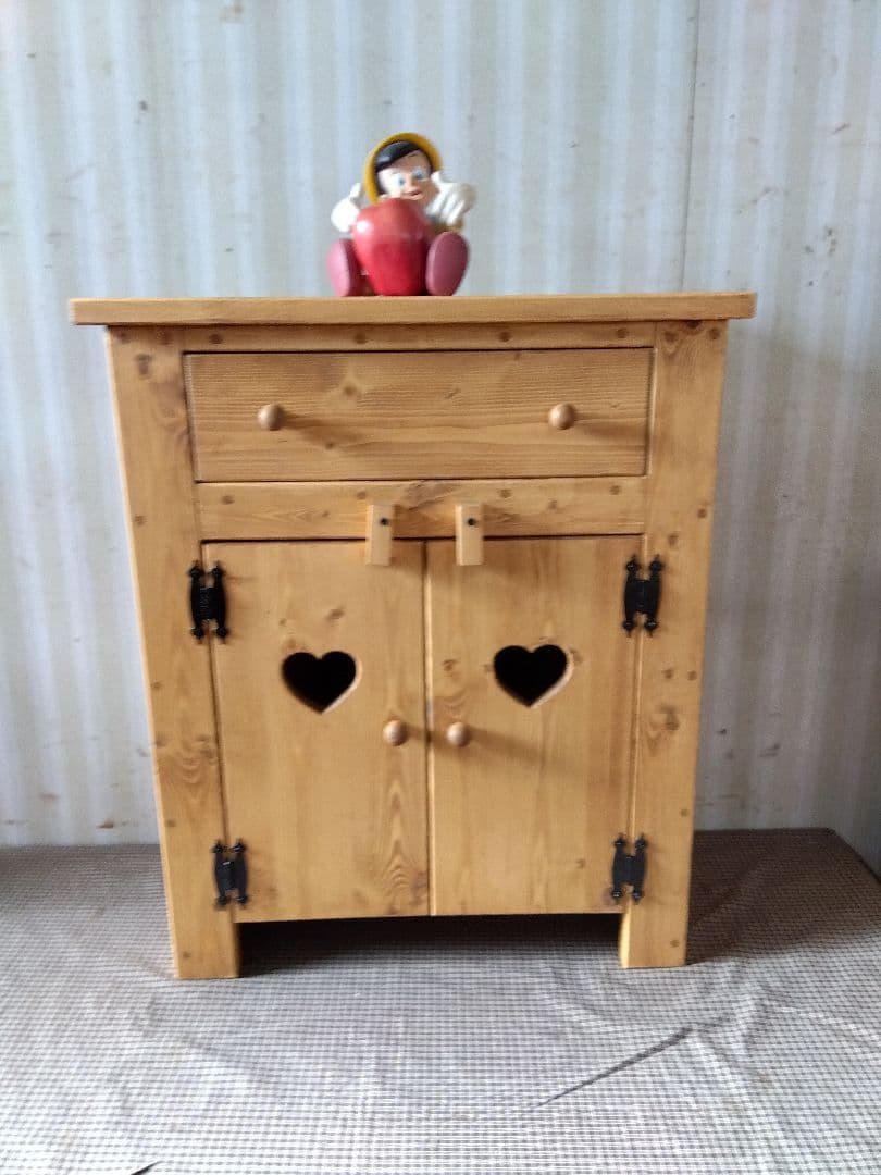 木製ハート型扉のキャビネット(タキ)