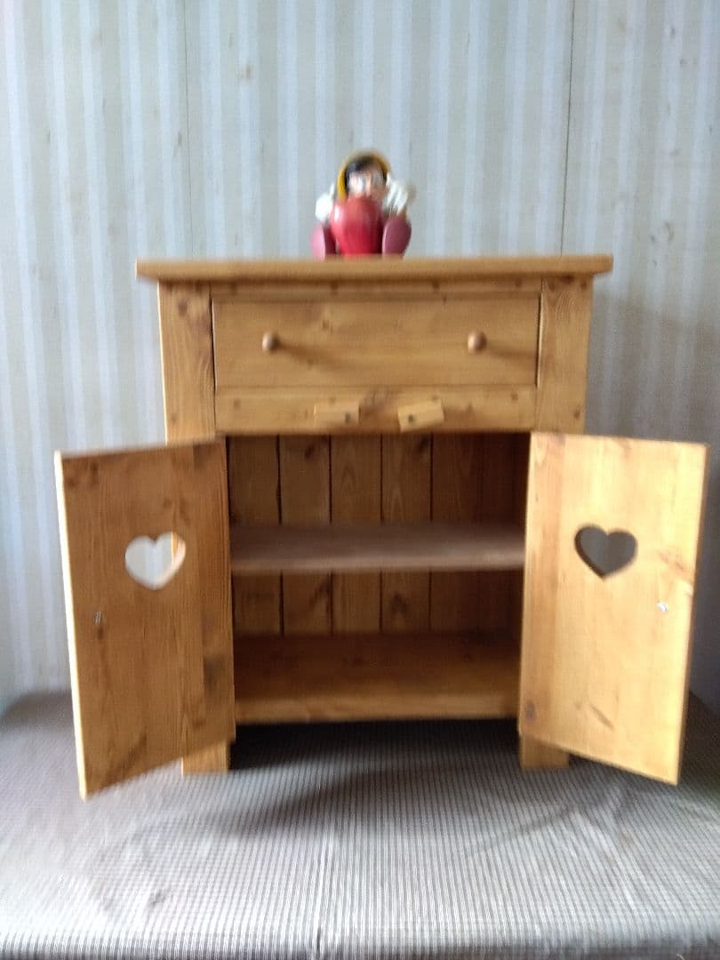 木製ハート型扉のキャビネット(タキ)