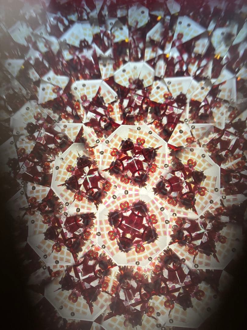 万華鏡　手動クランク式赤と金の装飾品