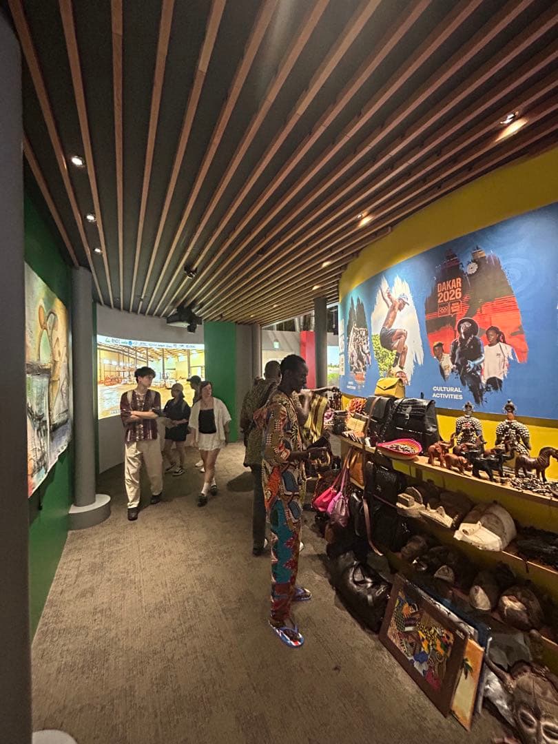 EXPO関西万博大阪　セネガルパビリオン　クイーン彫刻作品置物黒檀コクタン