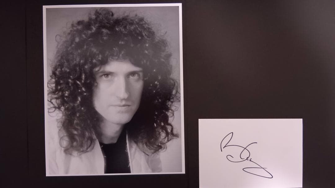 「Queen全員の直筆サイン入りコレクターズセット」