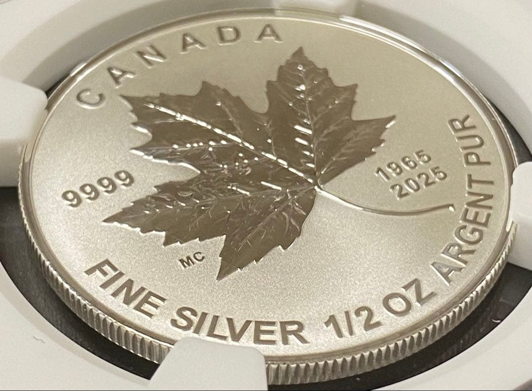 ☆ヤングファン必見☆最新2025年カナダ メイプルリーフ４ドル 1/2oz 銀貨