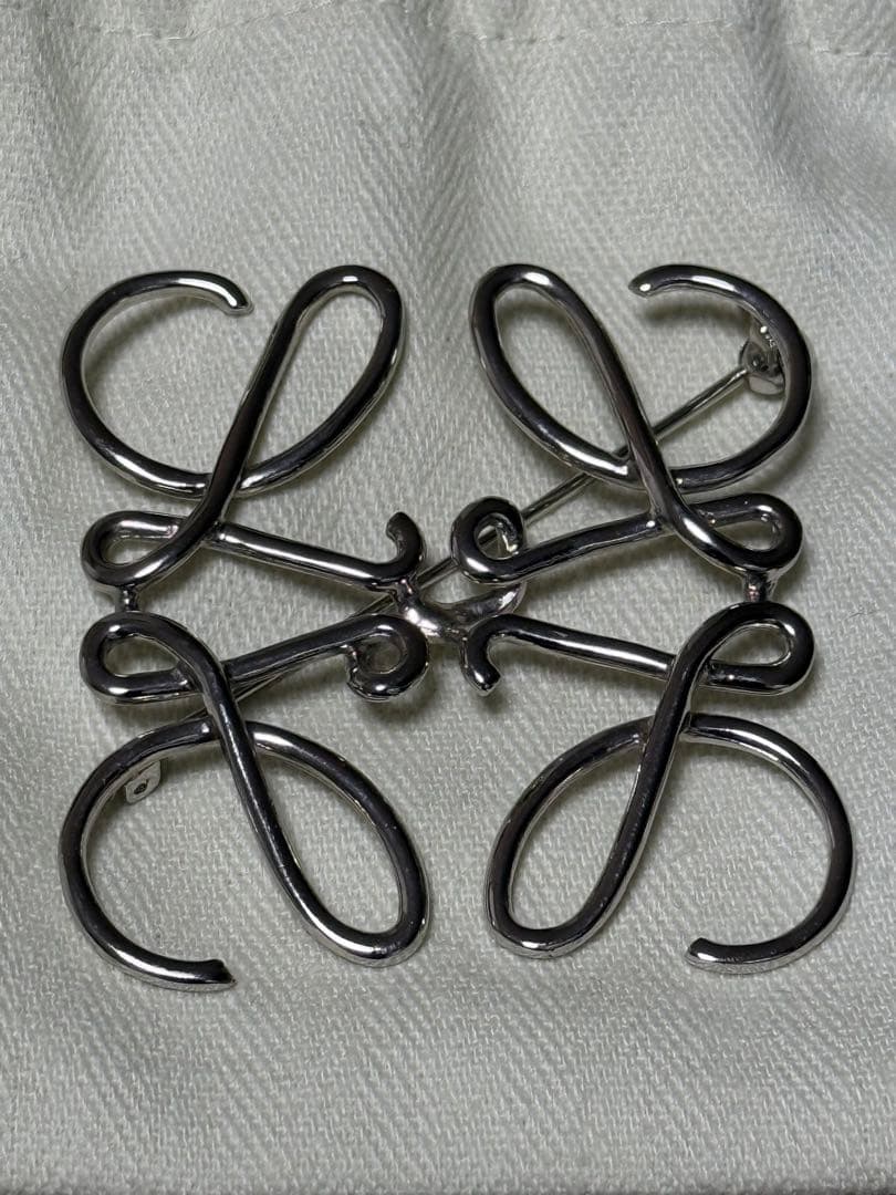 LOEWE アナグラムブローチ