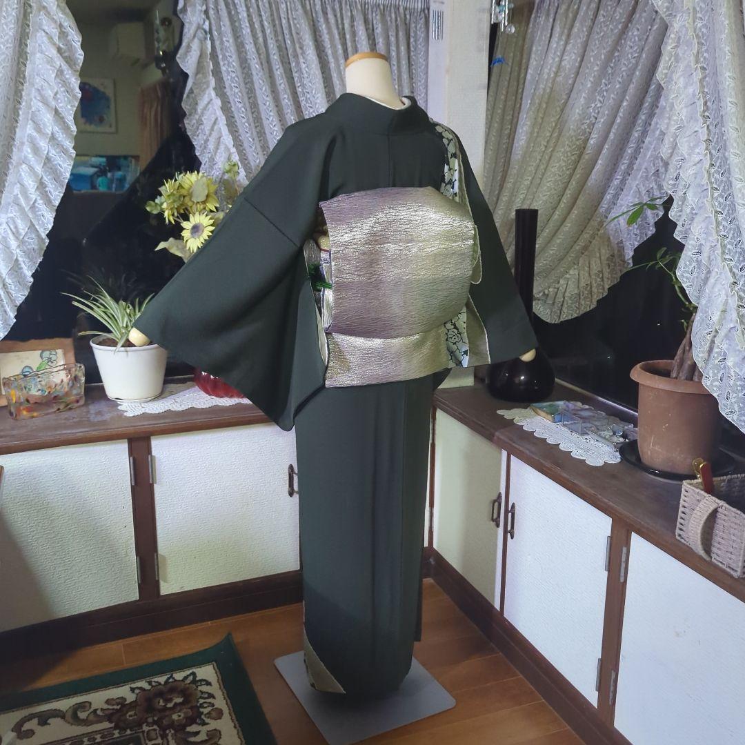 落款が入ります、青丹色の地に煌めく葡萄柄が繊細な美しさを見せる正絹訪問着です