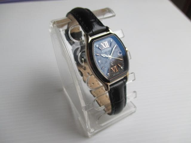 ●CITIZEN/ XC/柄入黒文字盤/エコドライブ電波時計/レディース時計●