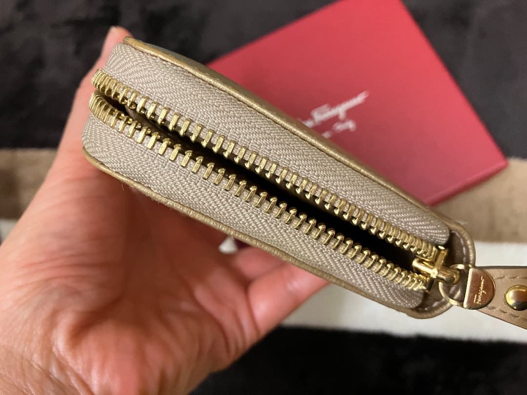 あ*も様 フェラガモ 二つ折り財布 ガンチーニ　ラウンドジップ /ゴールド