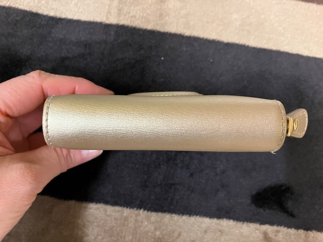 あ*も様 フェラガモ 二つ折り財布 ガンチーニ　ラウンドジップ /ゴールド