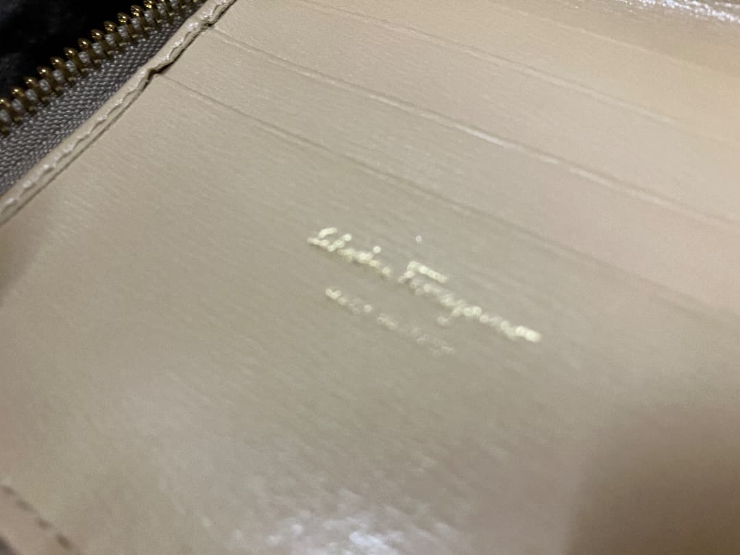 あ*も様 フェラガモ 二つ折り財布 ガンチーニ　ラウンドジップ /ゴールド