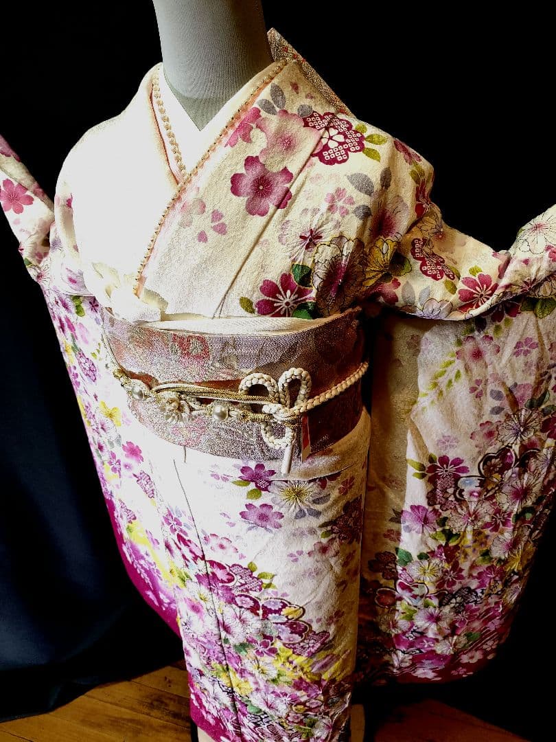 美品　振袖　白×ピンク　辻が花　　花芯絞り　銀通し