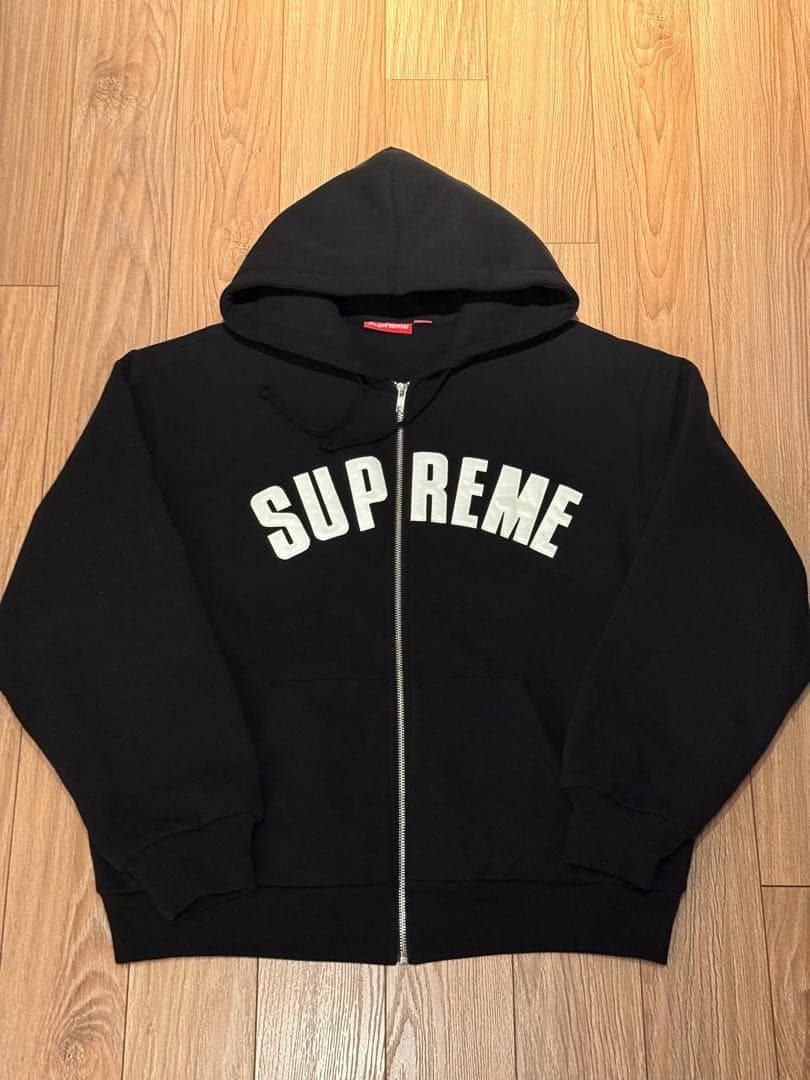 黒M ゴ入りパーカです