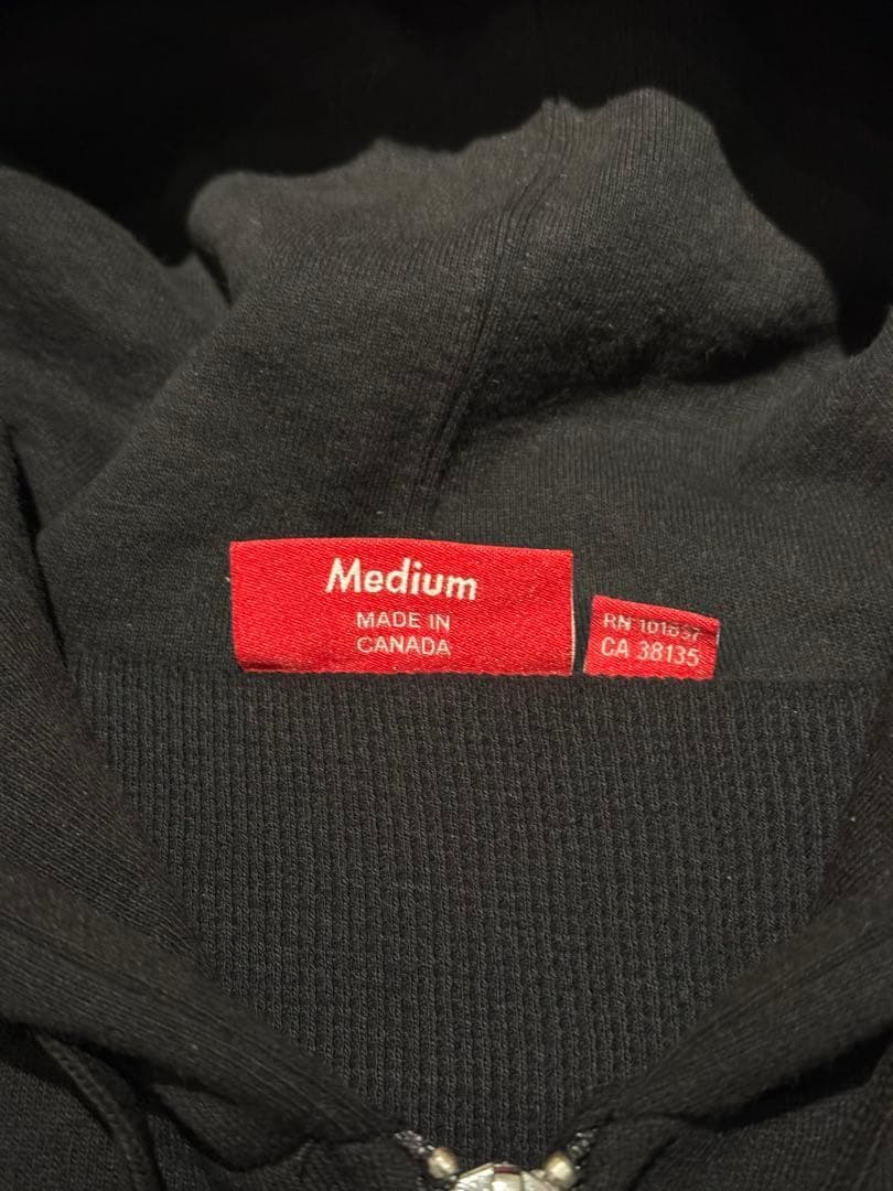 黒M ゴ入りパーカです