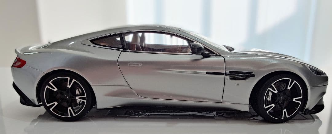 アストンマーチン ヴァンキッシュS 1/18