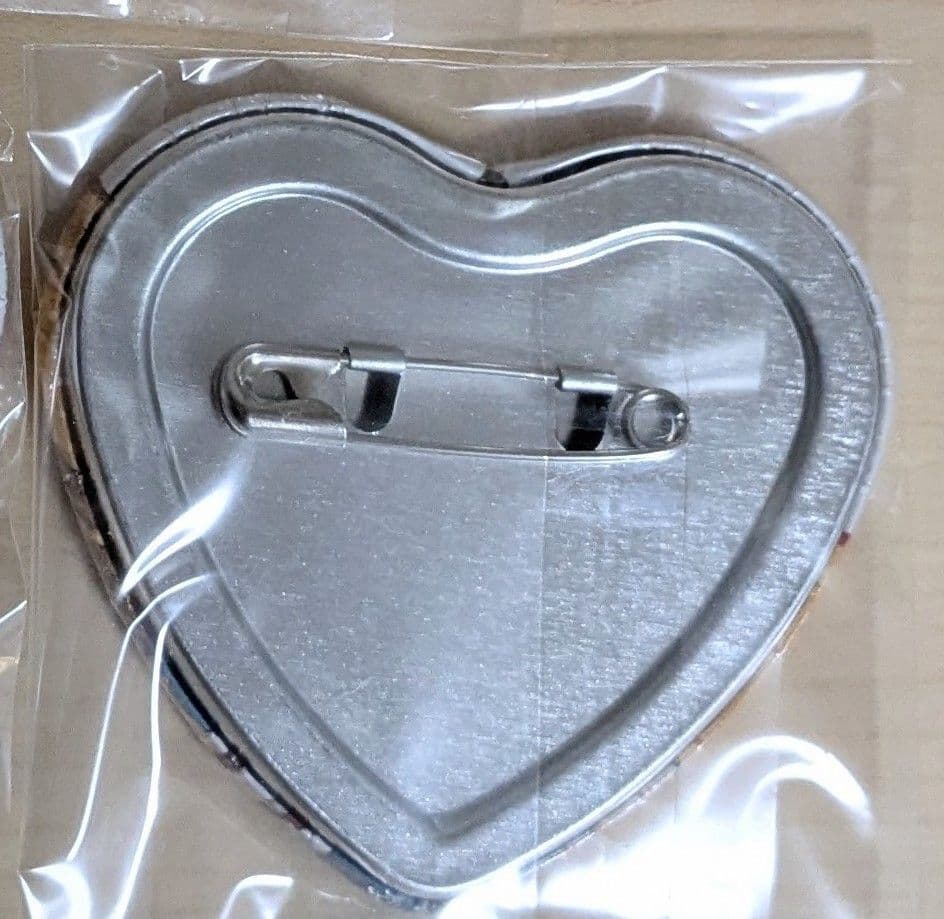 エヴァンゲリオンのアスカのハート型缶バッジ