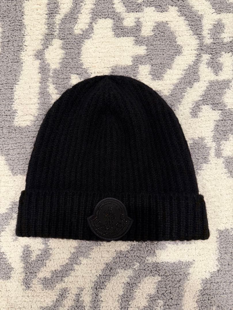 黒いリブ編みニット帽 エンブレム付き