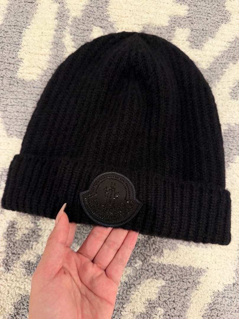 黒いリブ編みニット帽 エンブレム付き