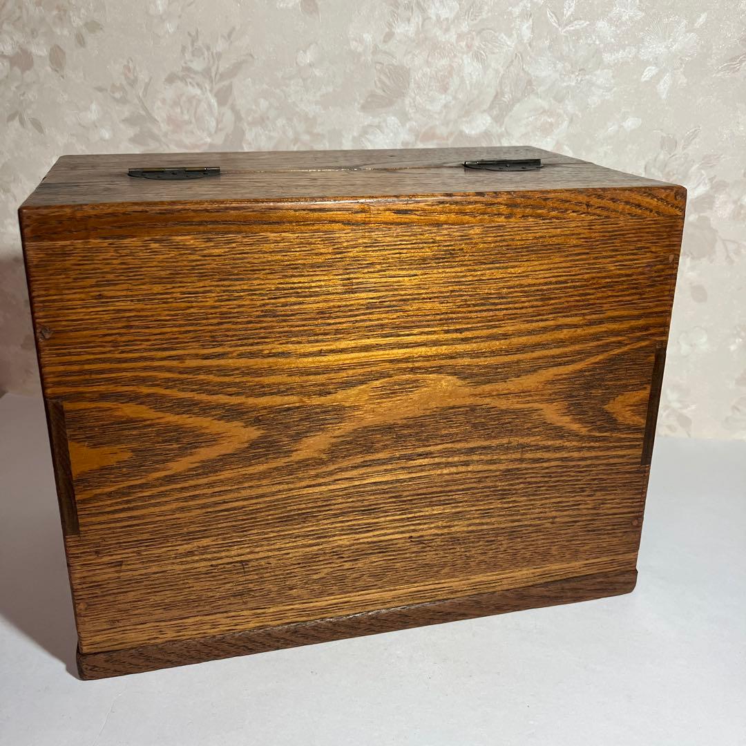 最小サイズの骨董時代物針箱（表面：欅、内側：桐）