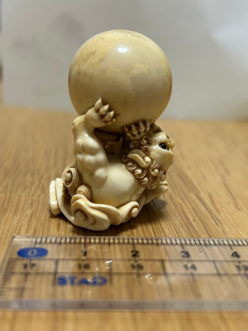 根付　獅子と玉 天然素材　銘「松山」