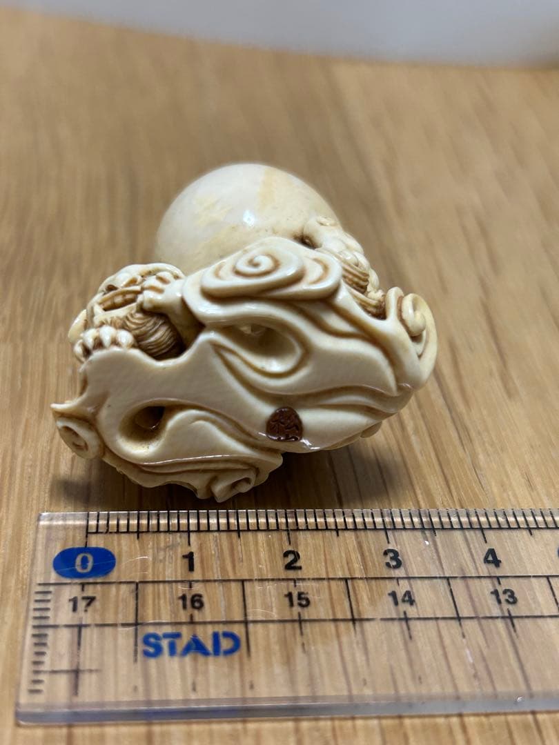 根付　獅子と玉 天然素材　銘「松山」